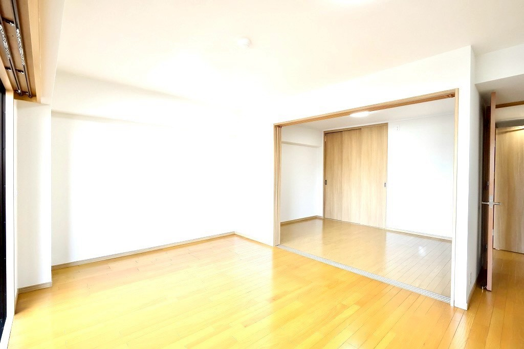 モリスガーデンヒルズ井土ヶ谷の居間・リビング|リビングと隣接する洋室は可動式扉で開閉自在。扉を開ければ約20帖超の大空間として使え、ライフスタイルに合わせた使い分けが可能です。