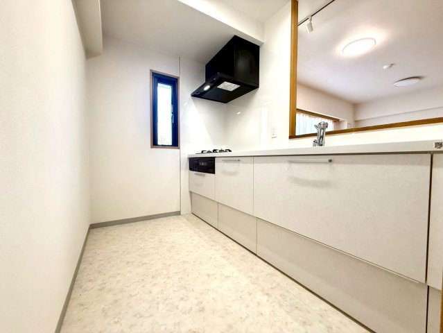 モリスガーデンヒルズ井土ヶ谷のキッチン|作業スペースが広く使いやすいシステムキッチン。小窓付きで自然換気もでき、毎日の料理時間を快適にサポートします。