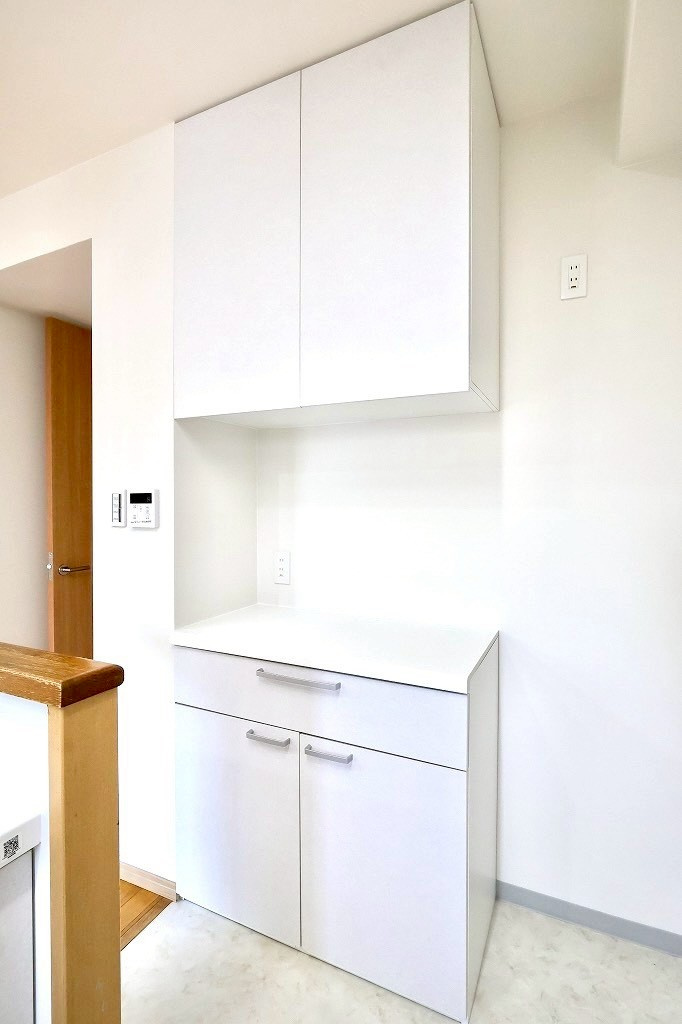 モリスガーデンヒルズ井土ヶ谷のその他|壁面に美しく収まる大容量のカッポボード。家電やストック類をすっきり整理でき、生活感を抑えた上品なキッチン空間を保てます。