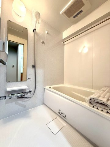 モリスガーデンヒルズ井土ヶ谷の浴室|温かみあるカラーでまとめた清潔感あふれる浴室。浴室乾燥機を搭載し、雨の日や夜間でも洗濯物が乾かせる便利さも備えています。