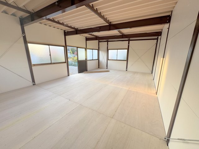 田島資材置場の内装