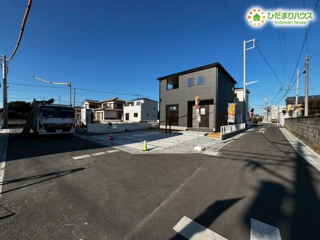 鴻巣市松原　新築戸建　リーブルガーデン03の前面道路含む現地写真