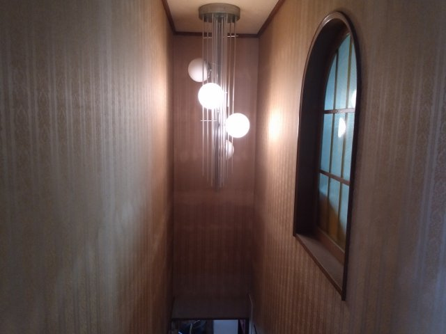 【内装】 | 児玉郡上里町神保原町　中古戸建 | 階段：照明