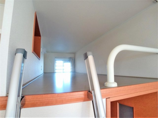 レオパレスグランシャリオのその他|玄関まで続く長いロフトです。