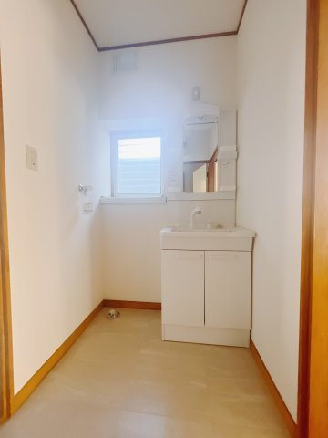 【中古戸建】太田市大原町の独立洗面台|■洗面室｜大きな鏡で朝の身支度もラクラク♪毎日の忙しい準備が楽しくなる洗面所です(^^♪