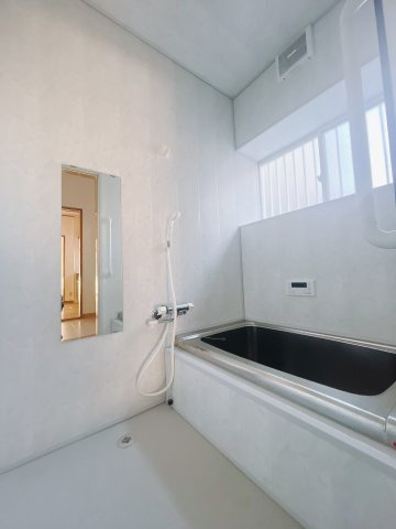 【中古戸建】太田市大原町の浴室|■浴室｜足を伸ばしてゆったりと入浴ができる1坪タイプのバスルームです♪備え付けの棚には家族一人一人のシャンプーを分けて置くことができます♪バスルームをいつもすっきりと使えますね♪