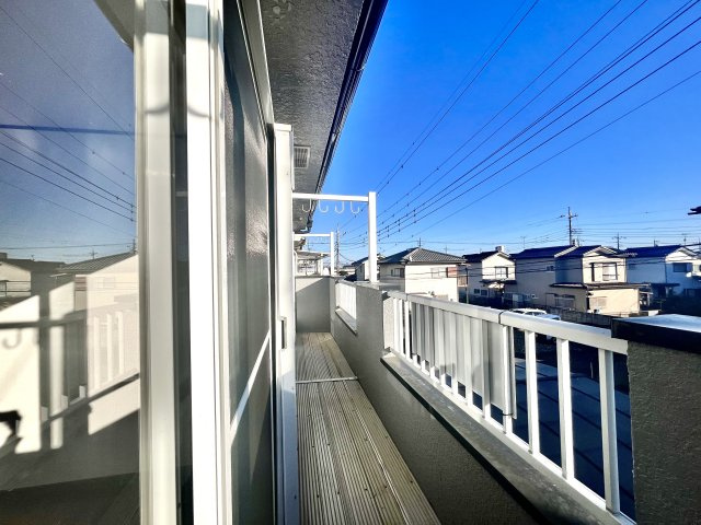 【中古戸建】太田市大原町のバルコニー|■バルコニー｜あたたかな陽のひかりを浴びることのできるバルコニー。お洗濯物やお布団を干せば、家族みんなが気持ちよく暮らすことができます(*^^*)