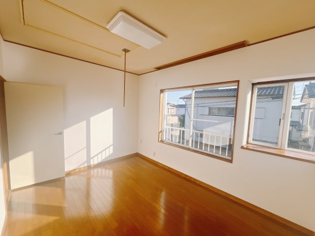 【中古戸建】太田市大原町の洋室|■2階洋室｜ナチュラルカラーの床です。模様替えなどとても楽しく工夫できます♪陽当たり、風通しもとても良いので毎日快適な生活スタートです！子供部屋にも良いですね♪