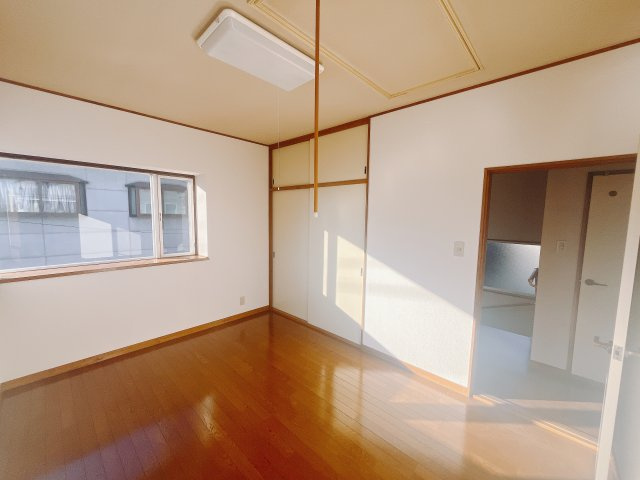 【中古戸建】太田市大原町の洋室|■2階洋室｜2階洋室には大きな窓をご用意しています。日中はあたたかな日差し差し込み自分時間も充実できますね＾
