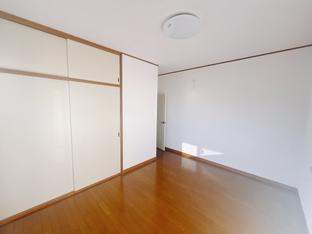 【中古戸建】太田市大原町の洋室|■2階洋室｜縦に長い窓が特徴的な2階の一室。　大きな収納があるのでいつでも部屋がすっきりと片付きます*。