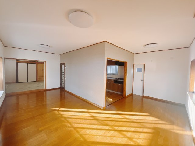 【中古戸建】太田市大原町の居間・リビング|■リビング｜窓から射し込む陽射しが縦横に広がり、あたたかな空間が形づくられています。ここはご家族の笑顔集まる憩いの空間です( ＾＾ )