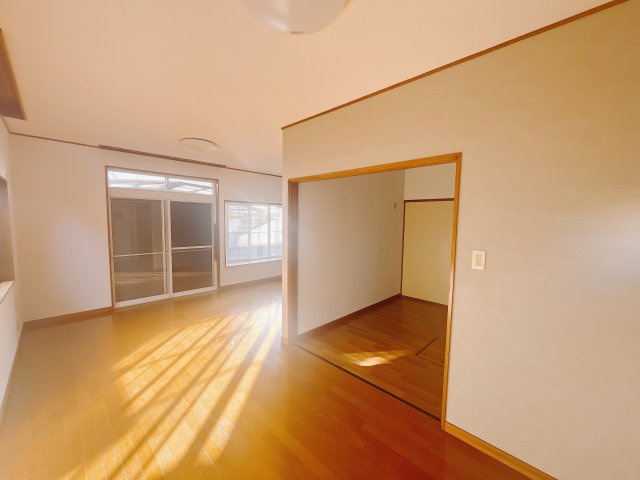 【中古戸建】太田市大原町の居間・リビング|■リビング｜陽当たり良好のリビングダイニング♪賃貸では叶わなかった、お友達とのホームパーティや大音量で映画やテレビを楽しむことができます(*^^*)