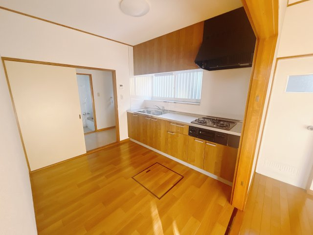 【中古戸建】太田市大原町のキッチン|■キッチン｜ワークトップの幅が広く、お子様といっしょにお料理をつくったり、ちょっとしたパーティーも楽しめます。フラットなのでお掃除がしやすいのもポイントです♪