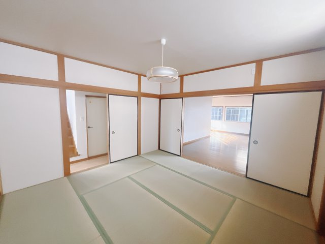 【中古戸建】太田市大原町の和室|■1階和室｜意外と場所をとるアイロンがけや、お洗濯物を畳むときにも広々と使うことができ、ちょっと一休みしたいとき、すぐに横になれるのも魅力です♪