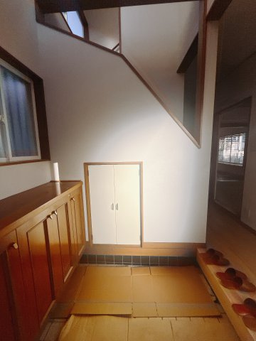 【中古戸建】太田市大原町の玄関|■玄関｜毎日の「いってらっしゃい」や「お帰りなさい」を大切なご家族と過ごす玄関は〈使いやすさ〉を追求しております。玄関横の物入は急な来客時でもさっとお片付けできるスペースを確保しています。