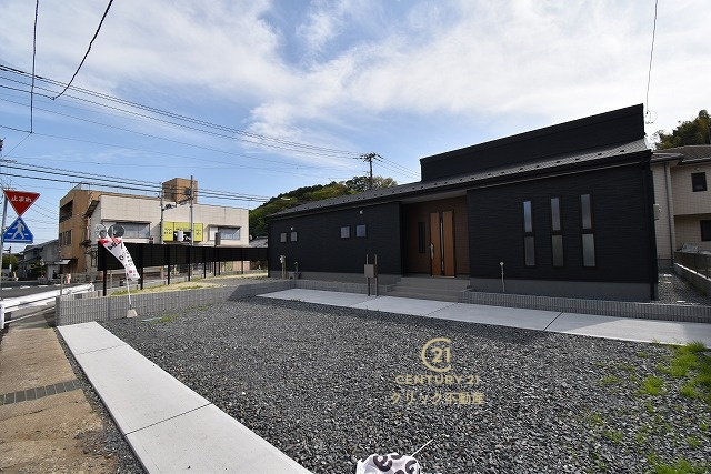 リーブルガーデン  日立市滑川本町　3期　1の駐車場|新築戸建てを購入する際、庭付き、駐車場付きは大変魅力的です。十分な駐車スペースがあれば、ご家族様それぞれが車をご所有の場合や来客の際も安心です。