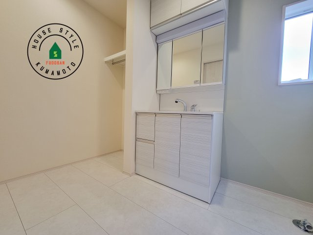 熊本市東区戸島5丁目第1₋4棟(1号棟)の脱衣所|ゆとりの洗面スペースで朝の身支度もスムーズに。暮らしを快適に変えるシャワー付洗面台です！