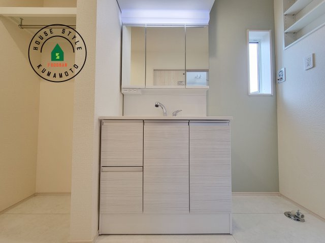 熊本市東区戸島5丁目第1₋4棟(1号棟)の独立洗面台|毎日使うものだから清潔な空間を保ちたい水回り。洗面にはそんな願いを解消させてくれる収納アイデアが満載です。三面鏡の裏側にはキャビネットが現れ小物から背の高い物まで収納できます。