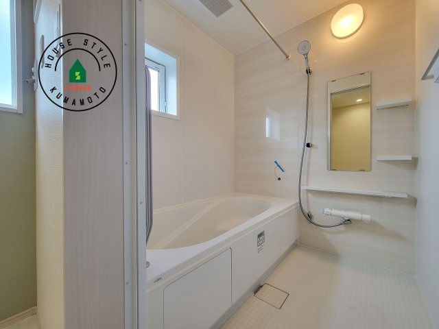 熊本市東区戸島5丁目第1₋4棟(1号棟)の浴室|1日の疲れを癒してくれる広々バスルーム。雨の日のお洗濯にも大活躍な浴室乾燥機付です！