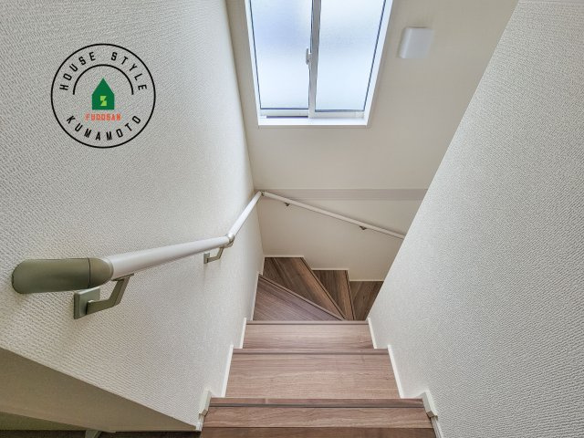 熊本市東区戸島5丁目第1₋4棟(1号棟)の内装|＜手すり付階段＞手すりがないと階段の昇り降りで危険なことはもちろん、壁に手をつきながら歩くことで壁紙が汚れやすくなります。すべての方に快適に昇り降りしていただくため、手すりを設置しました。