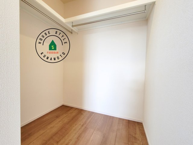 熊本市東区戸島5丁目第1₋4棟(1号棟)の収納|洋服や大きな荷物が多い方や人数の多いご家族などは、一般的なクローゼットよりもウォークインクローゼットのほうが使い勝手が良いです。