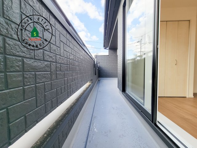 熊本市東区戸島5丁目第1₋4棟(1号棟)のバルコニー|風をしっかりと感じられるバルコニーでは、毎日が洗濯日和です。広々としているので洗濯も楽しくなるでしょうし、気分転換にバルコニーからの眺めを楽しむのもいいでしょう。