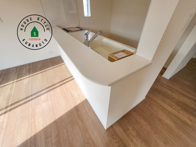 熊本市東区戸島5丁目第1₋4棟(1号棟)のダイニング|キッチンから立ち込める香りが今日の料理を期待させます。