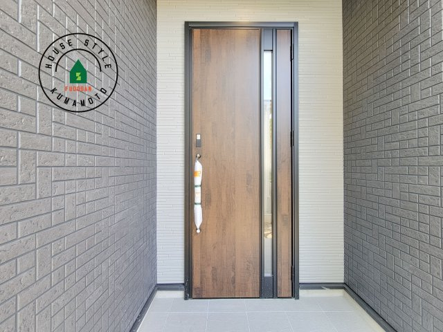 熊本市東区戸島5丁目第1₋4棟(1号棟)の玄関|おでかけの時も帰った時も、「我が家」を最初に感じでもらえる素敵な空間に。