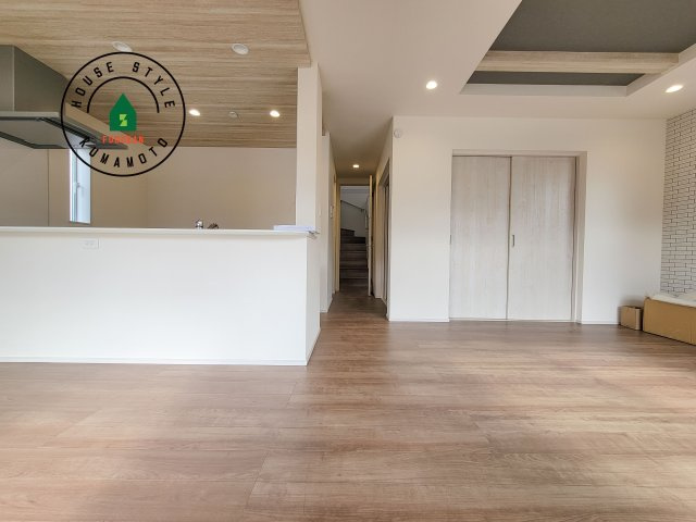 熊本市東区戸島5丁目第1₋4棟(1号棟)の居間・リビング|キッチンからリビングをしっかり確認できます。家族の笑顔があふれる空間になりそうですね。