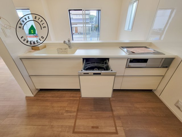 熊本市東区戸島5丁目第1₋4棟(1号棟)のキッチン|ご家族を近くに感じられる対面キッチンのLDK。会話もはずみそうですね。