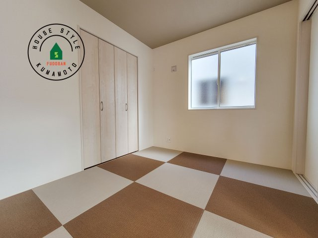 熊本市東区戸島5丁目第1₋4棟(1号棟)の和室|和室を上手に活用すると暮らし方の幅が広がります。例えば普段は開け放して、子供の小さいうちはお昼寝や遊びのスペースに。畳はソフトなので転んでもケガをしにくく安心です