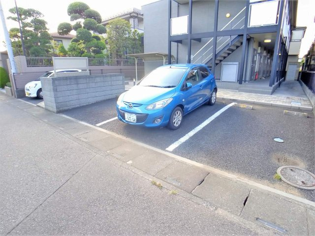 レオパレスルフラン東越谷の駐車場