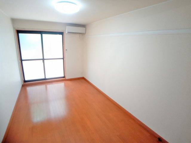 レオパレスルフラン東越谷の居間・リビング