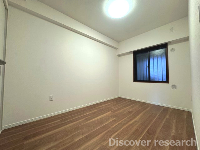 グランレガーロの洋室|【洋室（約5.0帖）】
腰壁窓があり壁が多いので家具の配置がしやすい洋室です。レイアウトを考えるので楽しそうです。
