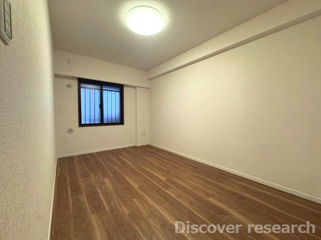 グランレガーロの洋室|【洋室（約6.4帖）】
充分な広さと収納機能を備えた部屋はお子様の自発性と成長を促します。お子様の成長を支える、勉強や好きなことに没頭する学びの空間にどうぞ。
