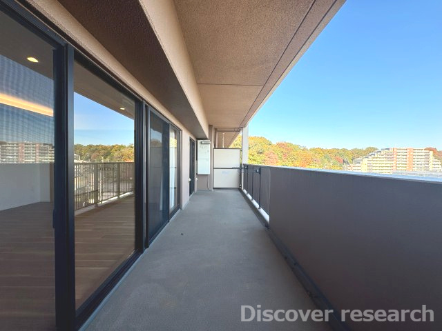 グランレガーロのバルコニー|【バルコニー（16.40㎡）】
幅も広く開放的なバルコニーです。洗濯物を干すのも楽ちんです♪
椅子や机を置いてお茶をしても良さそうです！