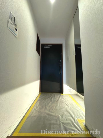 グランレガーロの玄関|【玄関】
白を基調とした清潔感のある玄関です。
お出かけ前には鏡で全身をチェックできます！