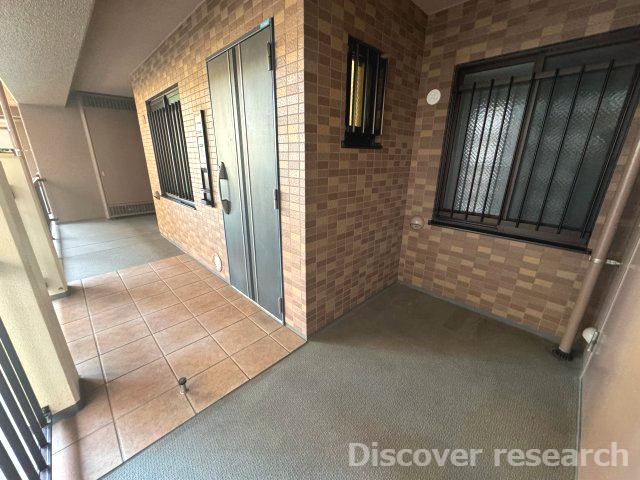 グランレガーロの玄関|【玄関ポーチ】
広々としたポーチが設けられており、アウトドア用品や様々なものが置いておくことができます。