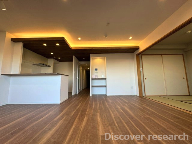 グランレガーロの居間・リビング|【LDK（約16.9帖）】
木目調のフローリングに間接照明がオシャレなリビングを演出します。