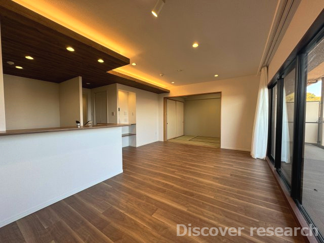 グランレガーロの居間・リビング|【LDK（約16.9帖）】
和室の扉を開放することでリビングと一体利用が可能です。約23帖の開放的な空間に！
来客時など、様々な用途で使い分けできそうです。