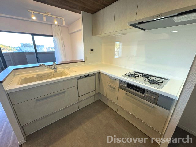 グランレガーロのキッチン|【キッチン】
L字型のオープンキッチンで家事がはかどりそうです。リビングにいるご家族とコミュニケーションを取りながら家事ができます。