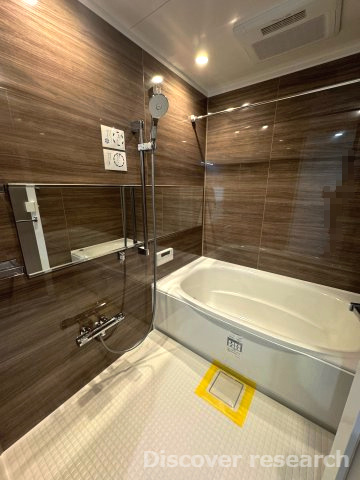 グランレガーロの浴室|【浴室（追焚・換気乾燥機付き）】
ワイドミラー、スライド式シャワーがあり小さなお子様でも安心してご使用なれます。
換気乾燥機付きのため洗濯物を干すことも可能です。