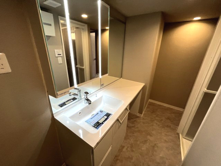 パークシティ松下南棟の独立洗面台|清潔感溢れるスタイリッシュなデザインの洗面化粧台！