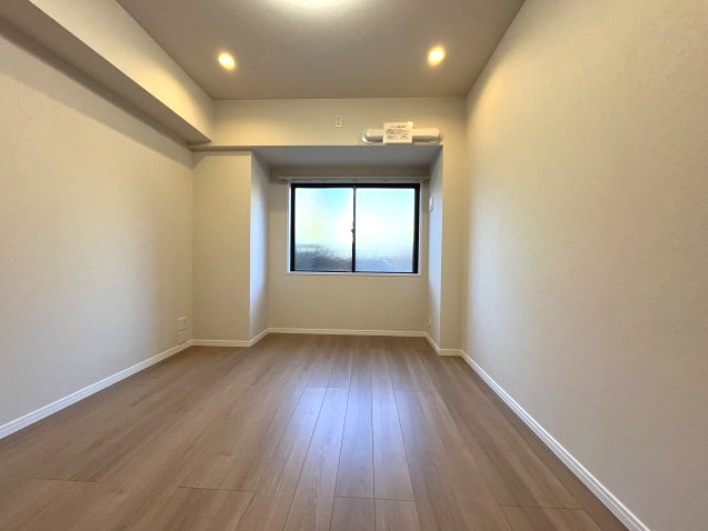 パークシティ松下南棟の洋室|シンプルな内装はお好みの家具を配置しやすくインテリアの可能性を広げます！