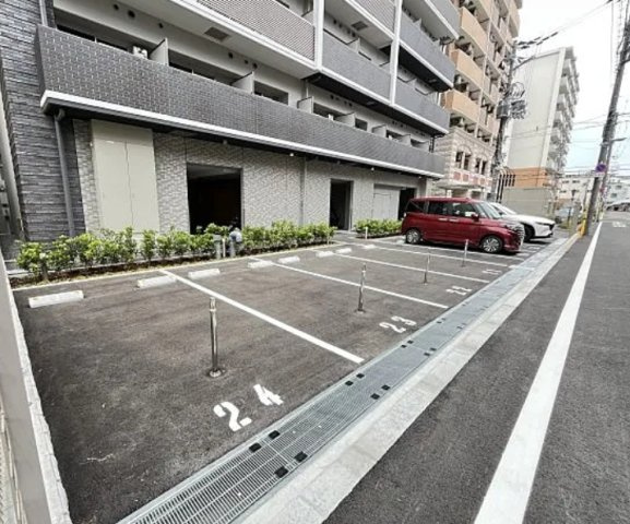 エスリード新大阪ザ・プレミアWESTの駐車場