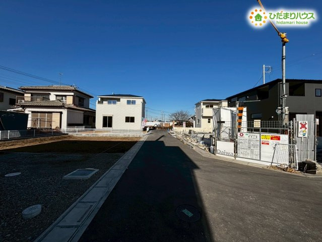 鴻巣市松原　新築戸建　リーブルガーデン05の前面道路含む現地写真|交通量が少なく、落ち着いた住環境が魅力の前面道路です！
お子様と手を繋いで、安心してお散歩を楽しめる静かな街並みが広がっています★