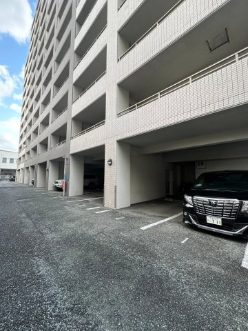 サムティ吉塚Eastの駐車場
