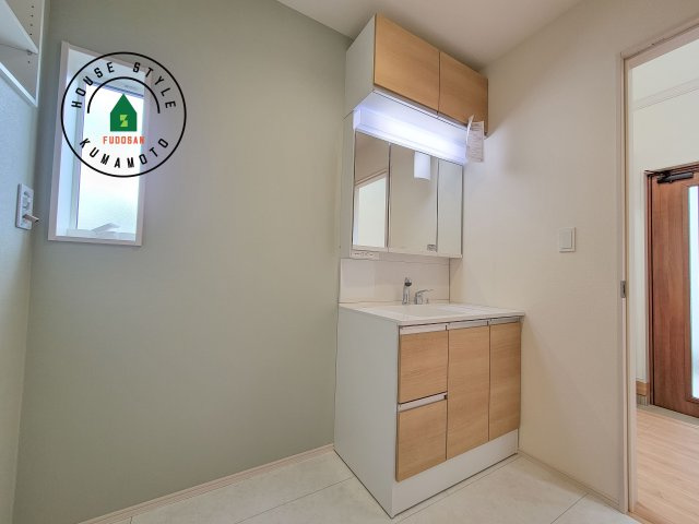 熊本市東区戸島5丁目第1₋4棟(2号棟)の独立洗面台|毎日使うものだから清潔な空間を保ちたい水回り。洗面にはそんな願いを解消させてくれる収納アイデアが満載です。三面鏡の裏側にはキャビネットが現れ小物から背の高い物まで収納できます。