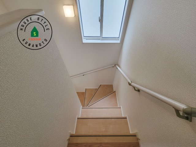 熊本市東区戸島5丁目第1₋4棟(2号棟)の内装|＜手すり付階段＞手すりがないと階段の昇り降りで危険なことはもちろん、壁に手をつきながら歩くことで壁紙が汚れやすくなります。すべての方に快適に昇り降りしていただくため、手すりを設置しました。