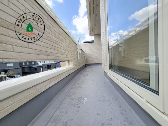 熊本市東区戸島5丁目第1₋4棟(2号棟)のバルコニー|風をしっかりと感じられるバルコニーでは、毎日が洗濯日和です。広々としているので洗濯も楽しくなるでしょうし、気分転換にバルコニーからの眺めを楽しむのもいいでしょう。